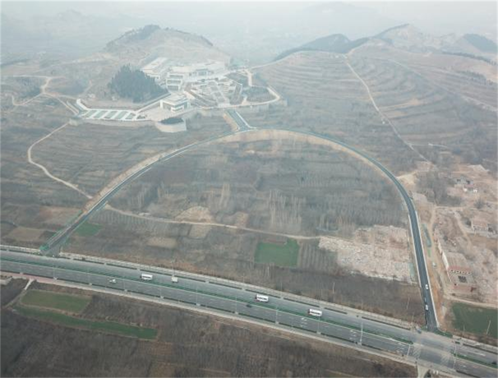 濟南市章丘區五頂山規劃道路工程瀝青下面層攤鋪順利完成